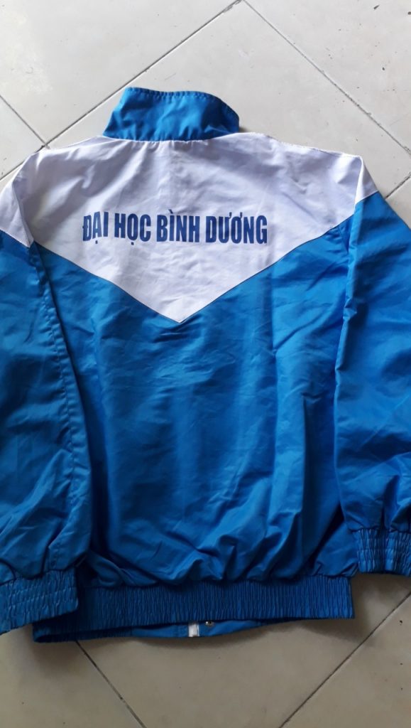 Trường học vùng lạnh sẽ cần bổ sung áo khoác đồng phục cho học sinh 