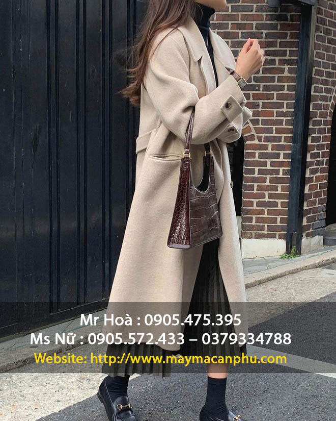 Áo khoác măng tô bằng chất liệu dạ sang trọng.