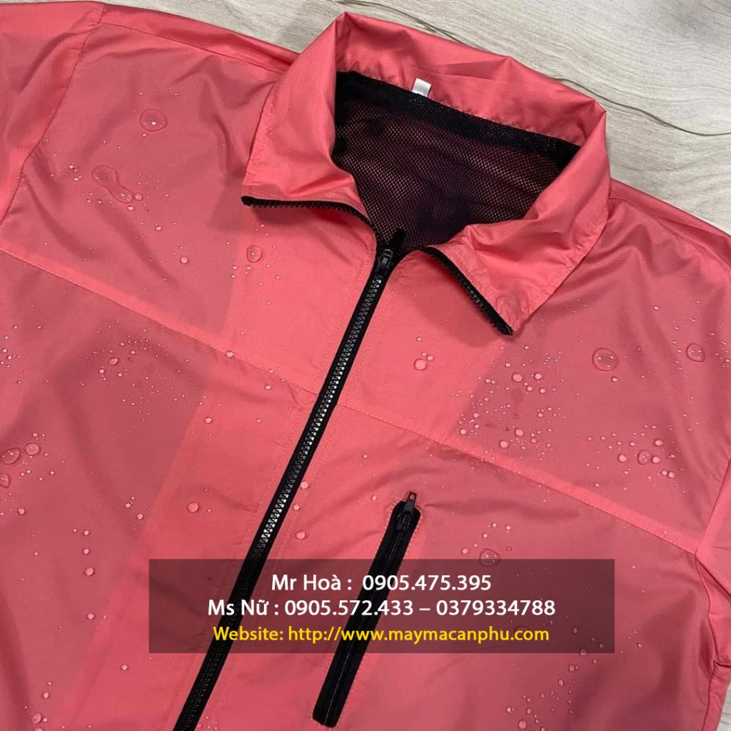 Áo khoác nữ đi mưa không ướt được sản xuất nhiều chất liệu khác nhau 