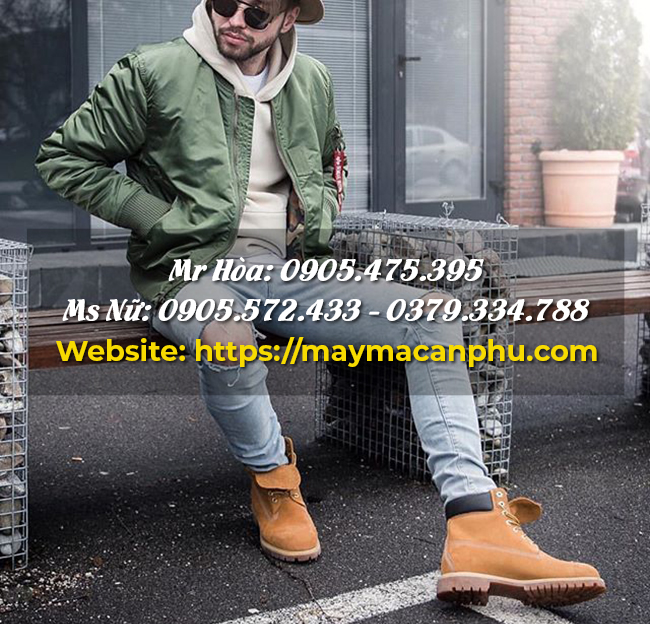 Phối áo hoodie mùa lạnh với quần jeans năng động