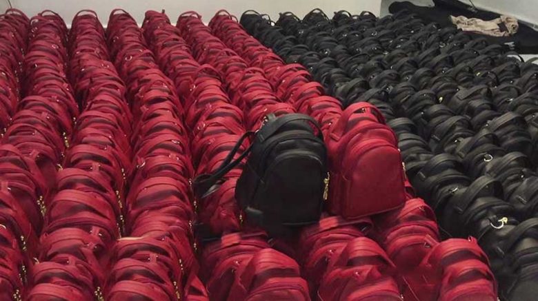 Hình ảnh xưởng may balo số lượng lớn.