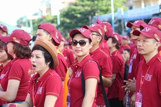 Màu sắc và thiết kế chính là một trong những nét tạo dấu ấn của áo thun quảng cáo sự kiện
