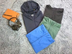 Phụ kiện phù hợp kết hợp với áo khoác gió muji