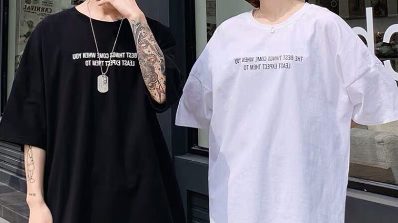 Phối đồ với áo thun form rộng nữ.