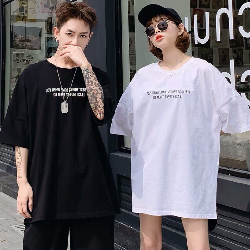 Phối đồ với áo thun form rộng nữ.