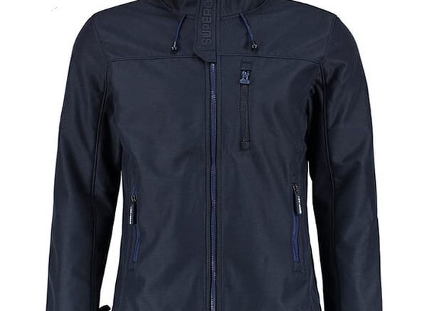 Bảo quản áo khoác dù tránh bị nhăn