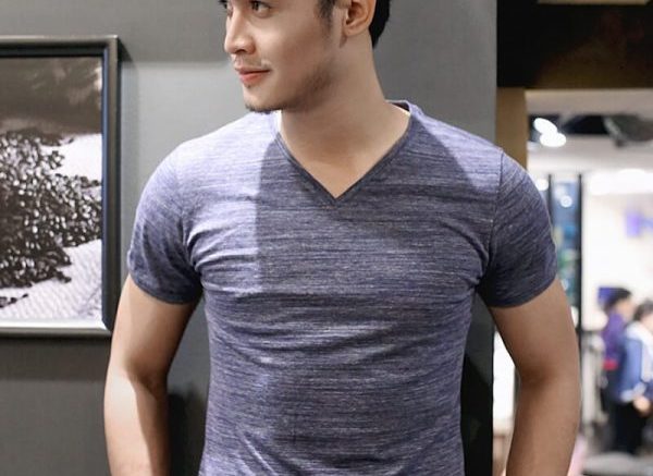 Cách mix đồ với áo thun cổ tim