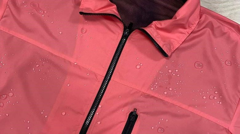 Mách bạn cách làm sạch áo gió hiệu quả