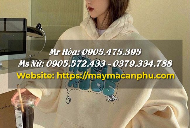 Kết hợp áo hoodie nữ phối họa tiết với trang phục khác